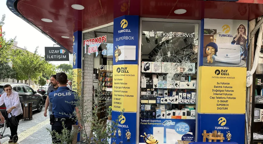 Cep telefonu dükkanından hırsızlık yapan 2 zanlı aranıyor