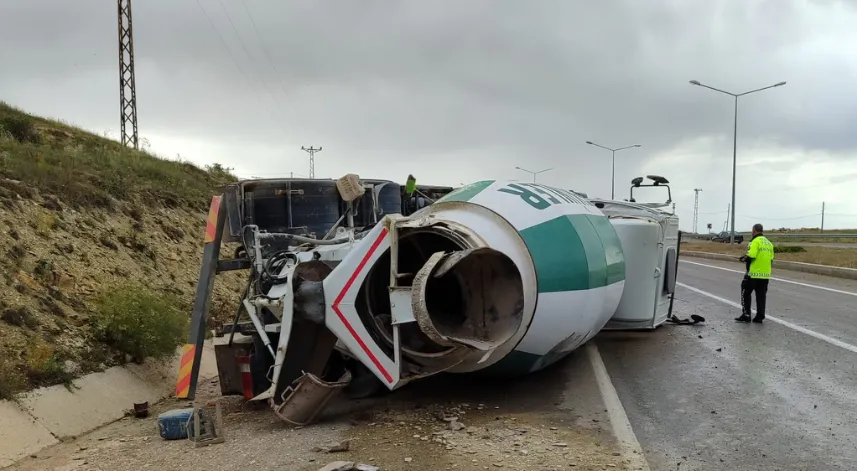 Devrilen beton mikserinin sürücüsü öldü