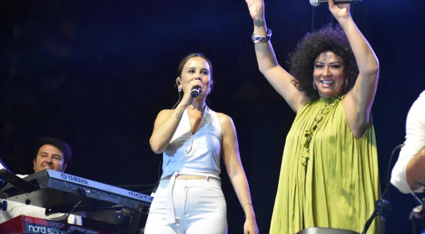 Şarkıcı Işın Karaca Artvin'de konser verdi