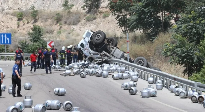 Tüp yüklü kamyon devrildi: Sürücü ağır yaralandı
