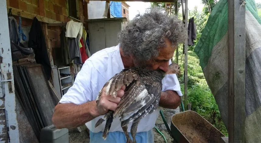 9 yıldır hayvanları için arpadan özel yem üreterek süt verimlerini arttırıyor