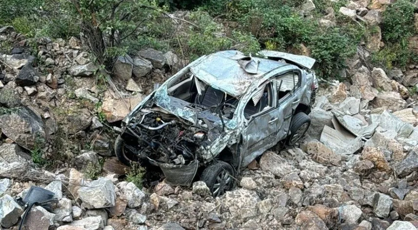 Uçuruma yuvarlanan otomobildeki 1 kişi öldü, 2 kişi yaralandı
