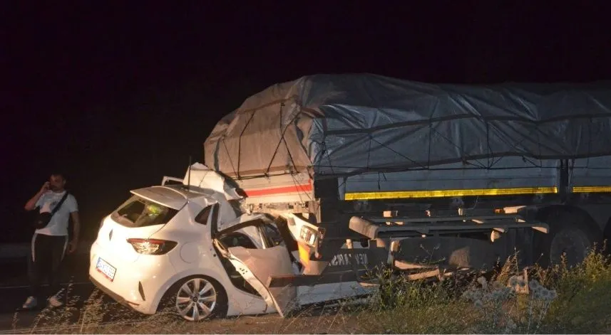 Amasya'da tıra çarpan otomobildeki 5 kişi yaralandı