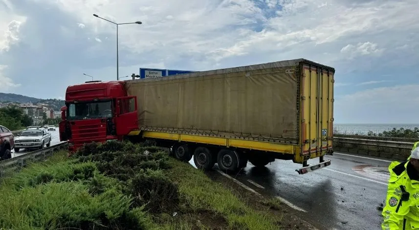 Rize’de tır orta refüje çıktı: 1 yaralı