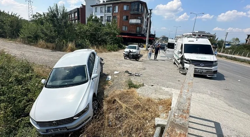 Cenaze nakil aracı otomobile çarptı