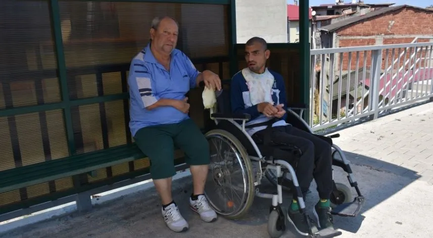 Engelli oğlu araçları izleyebilsin diye her gün saatlerce otobüs durağında oturuyor