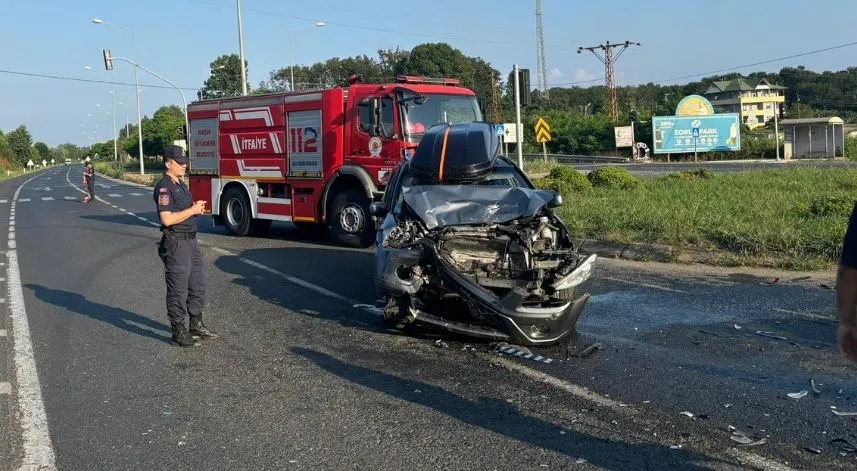 Samsun'da otobüsle çarpışan otomobildeki yolcu yaralandı