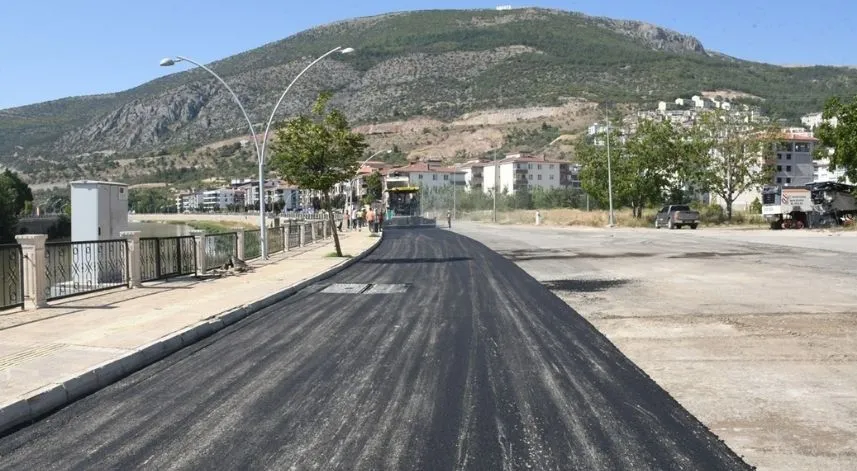 Amasya'da sıcak asfalt çalışmaları devam ediyor