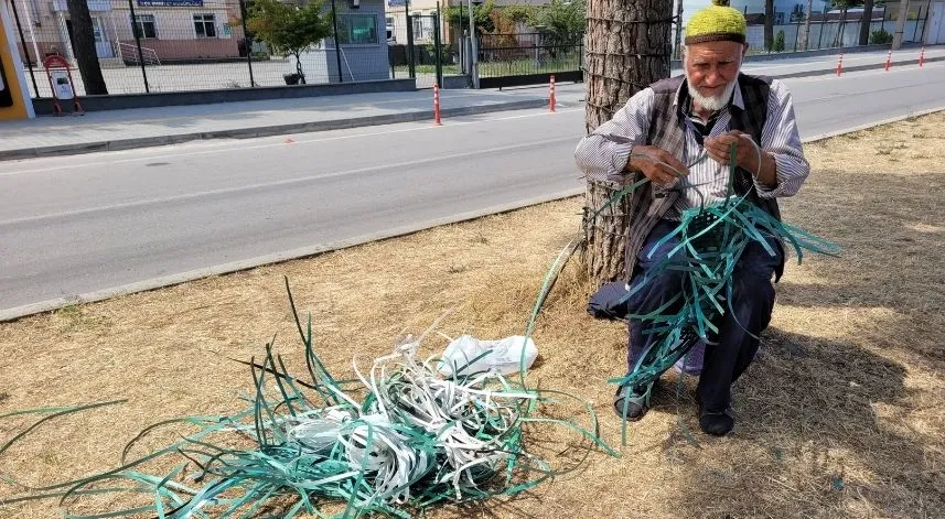 84 yaşındaki Hamdi Usta, atık plastikleri sepete dönüştürüyor