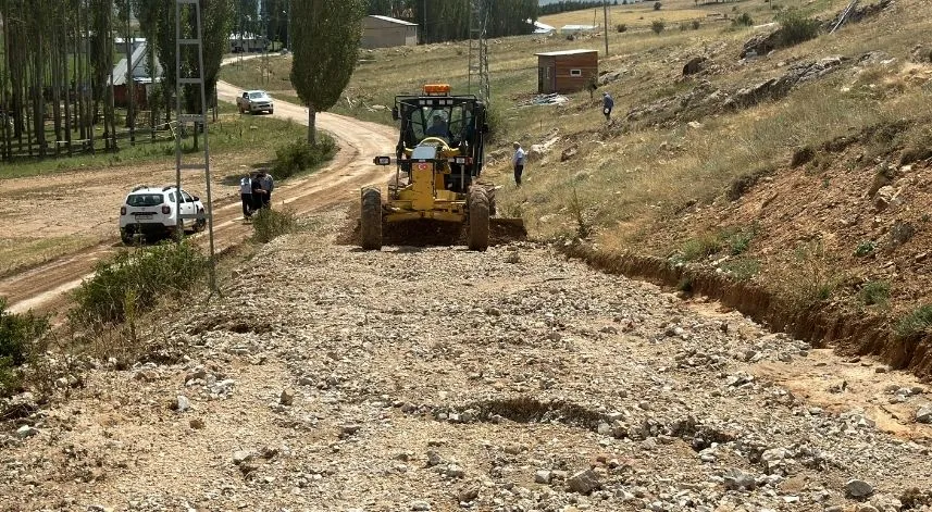 Bayburt'ta sağanak nedeniyle 4 köy yolunda hasar oluştu