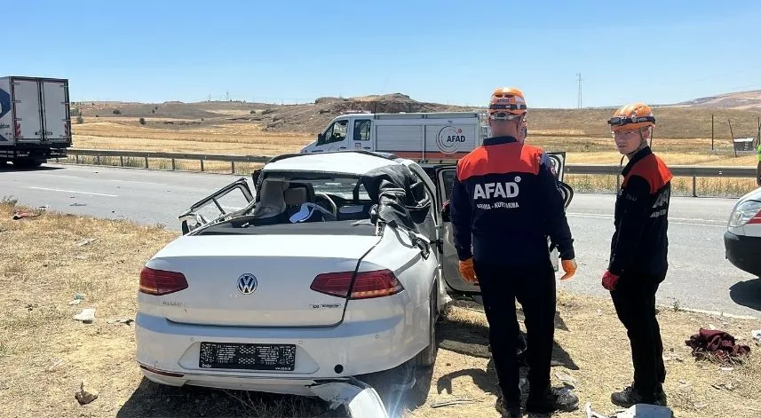 Kamyonla çarpışan otomobildeki 1 kişi öldü, 3 kişi yaralandı