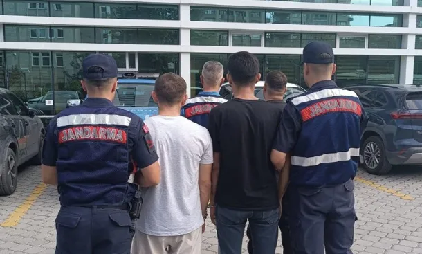 Aranan firari 3 hükümlü saklandıkları evde yakalandı