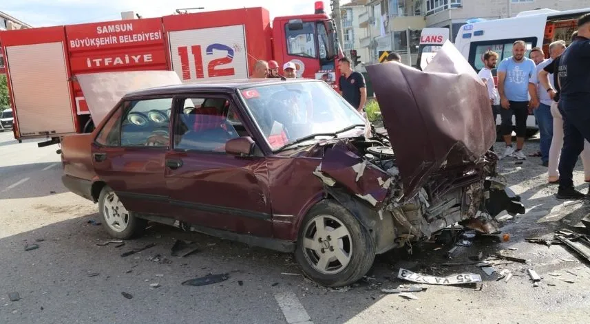 Samsun'da hafif ticari araçla çarpışan otomobildeki 3 kişi yaralandı