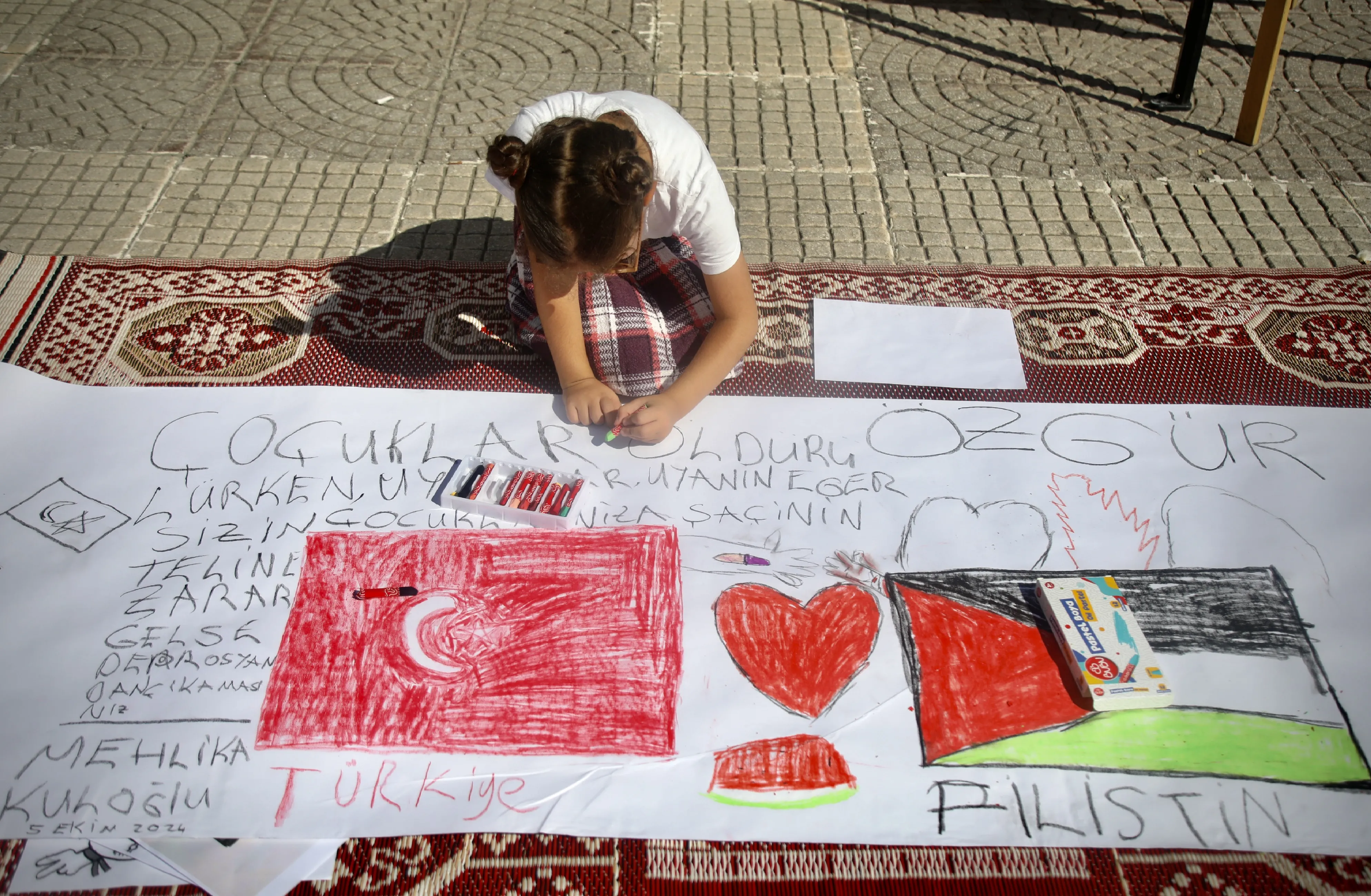 Gazze'ye destek amacıyla 'Filistinli çocuklar için çiz' etkinliği düzenlendi