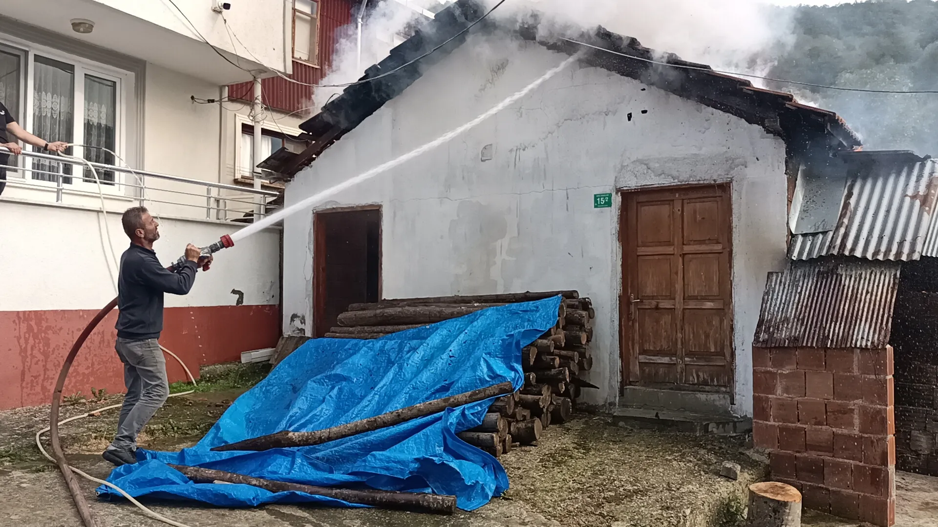 Odun deposunda çıkan yangın söndürüldü