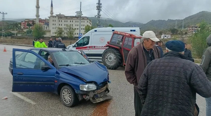 Tokat'ta otomobil ile traktörün çarpıştığı kazada 4 kişi yaralandı