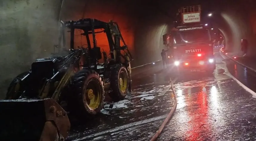 Artvin'de tünel içinde seyir halindeki iş makinesi yandı