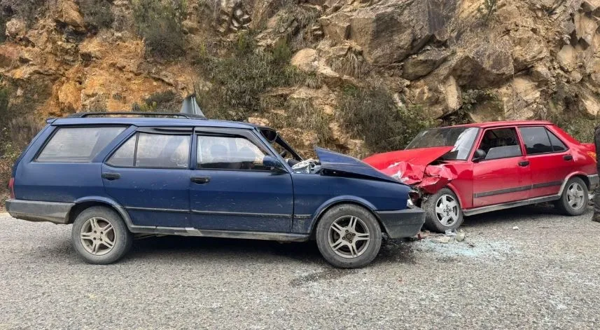 Giresun'da iki otomobilin çarpıştığı kazada 6 kişi yaralandı