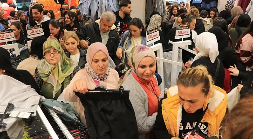 Ucuz kıyafet kapma yarışı