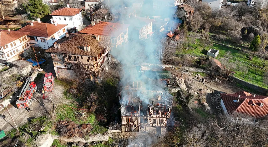 150 yYllık tarihi konak alev alev yandı 