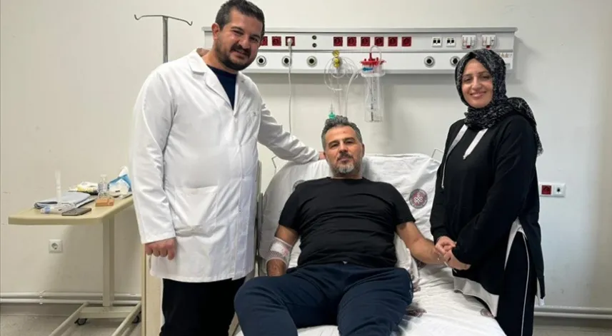 Erken evrede kolon kanseri teşhisi konulan öğretmen ameliyatla bağırsaklarındaki kitleden kurtuldu