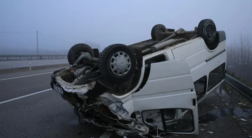 Hastaneye gidenlerin bulunduğu minibüs devrildi, 3 kişi yaralandı