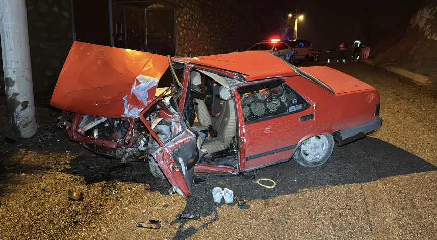 Ehliyetsiz sürücünün kullandığı otomobil direğe çarptı, 3 kişi yaralandı