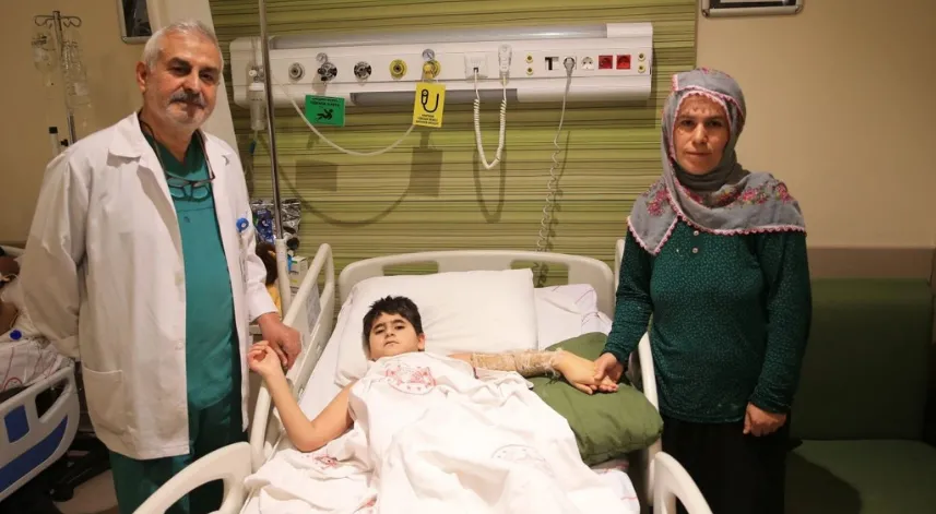 Yaktığı mangalın üzerine düşen 11 yaşındaki Mikail, doku nakliyle sağlığına kavuştu