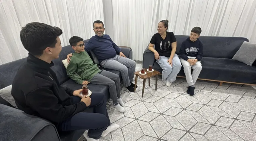 Depremden 8 gün sonra enkazdan çıkarılan iki kardeş, amca ve yengesine emanet