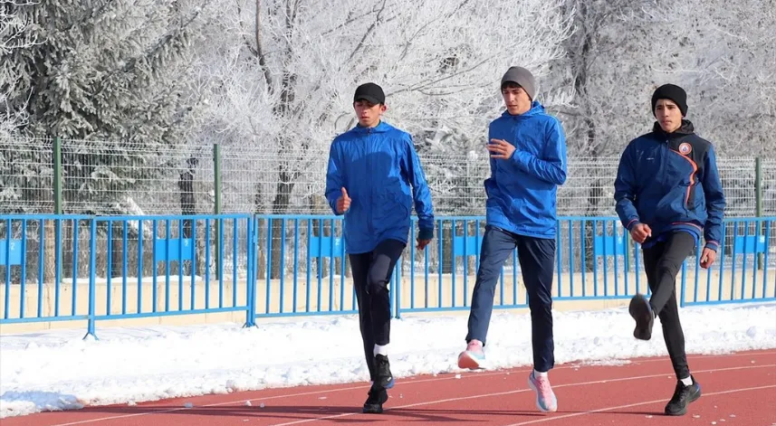  Atletler, donduran soğukta yüzleri kırağı tutsa da antrenman hızlarını kesmiyor