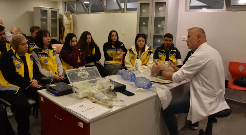 Geleceğin sağlıkçıları, acil tıp teknisyeni ile mesleğe hazırlanıyor