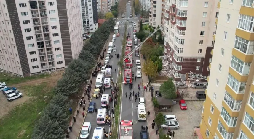 Beylikdüzü'nde, 14 katlı binanın giriş katında patlama: 1 ölü, 3 yaralı 