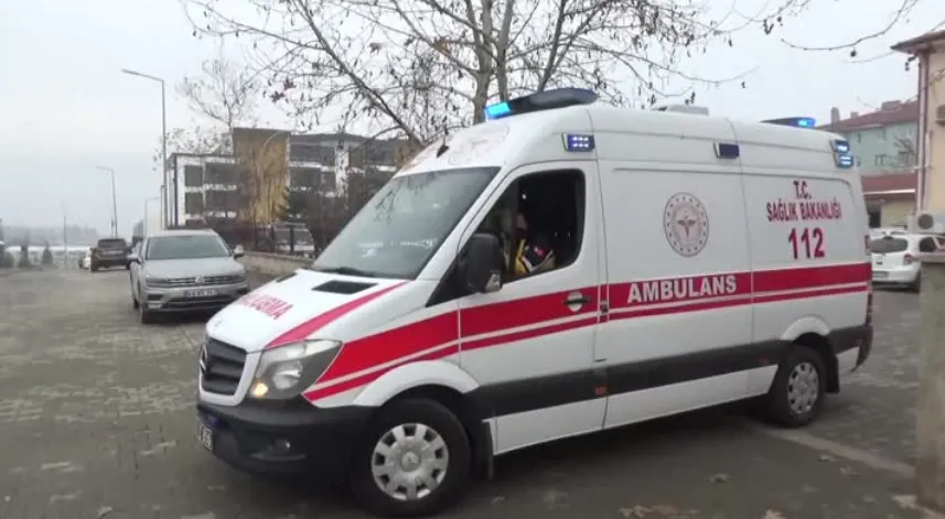 Paramedik çift, omuz omuza acil sağlık hizmeti bekleyen hastaların yardımına koşuyor