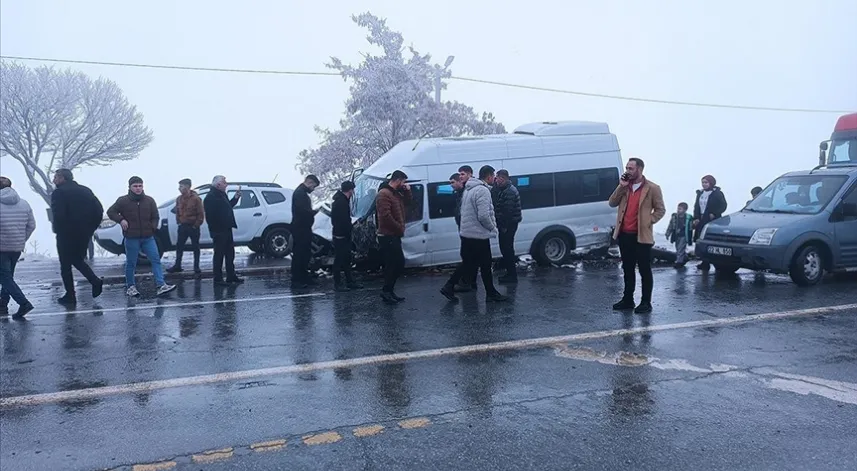 23 Aracın karıştığı zincirleme trafik kazasında 31 kişi yaralandı 