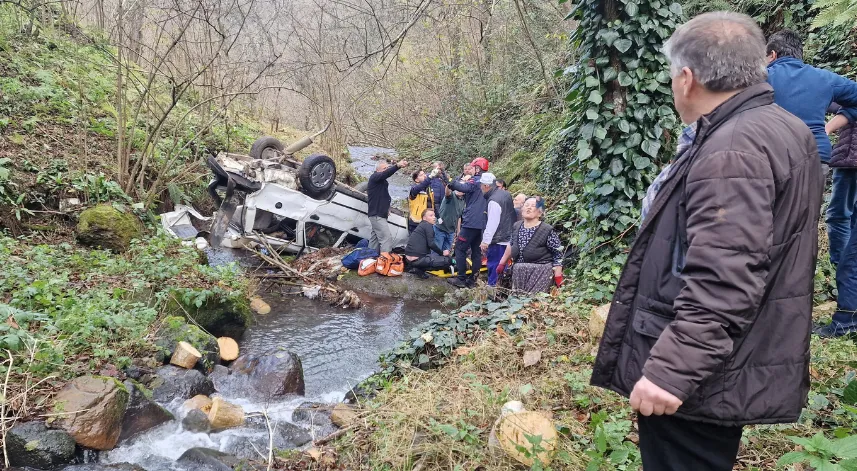 Trabzon'da otomobil dereye uçtu: 2 yaralı