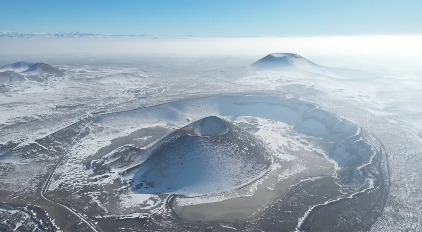Meke Gölü beyaz örtüsüyle havadan görüntülendi