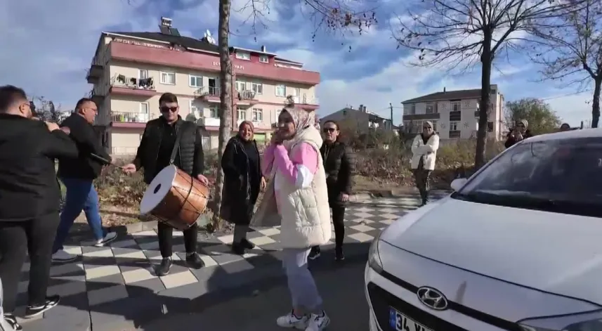 3. denemesinde ehliyet sınavını geçen kadına davullu zurnalı kutlama