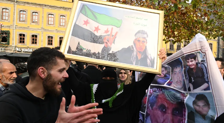 Trabzon'da Suriyelilerden Baas Rejiminin Devrilmesine Kutlama