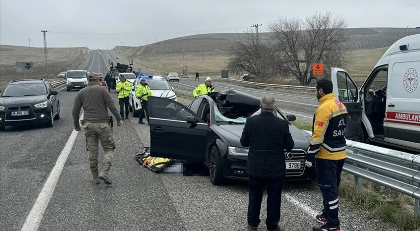 Seyir halindeki tırdan fırlayan lastiğin çarptığı otomobildeki yolcu öldü
