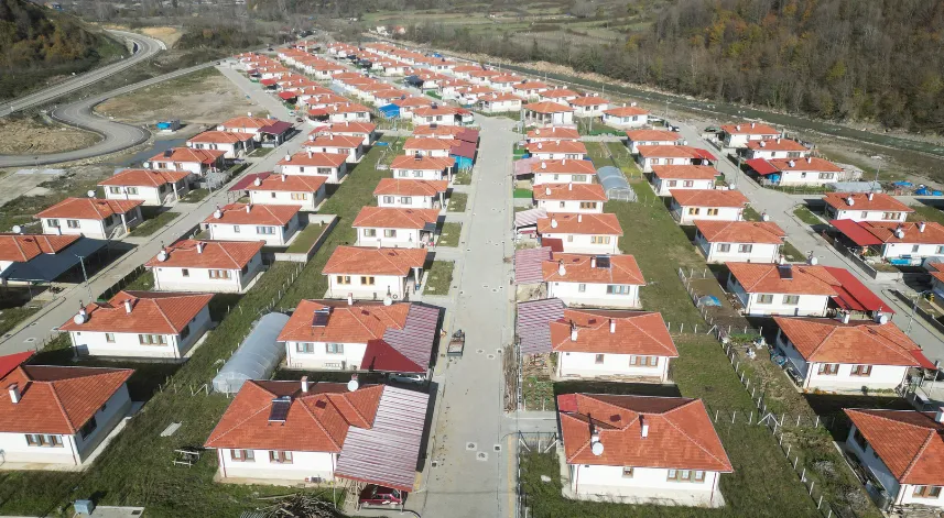 Baraj için evlerini boşaltan vatandaşlar, TOKİ konutlarında köy hayatı yaşıyor