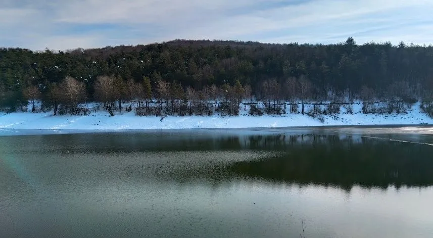 Karla kaplı göletin bir kısmı dondu