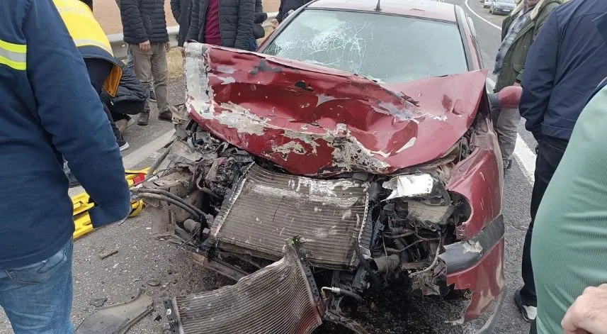 Otomobil traktöre arkadan çarptı: 3 yaralı