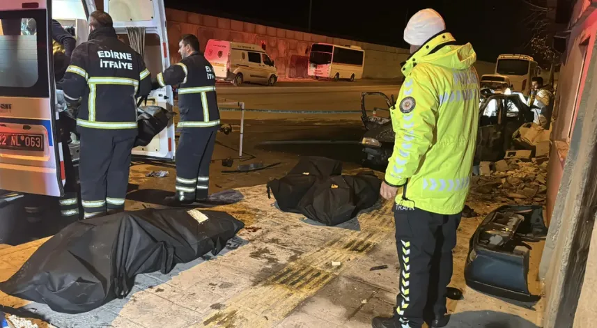  Yanan otomobildeki 4 kişi yaşamını yitirdi