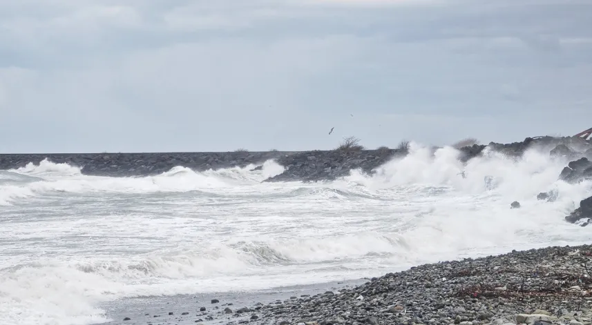  Kuvvetli rüzgar nedeniyle denizde dalga boyu 2 metreye ulaştı