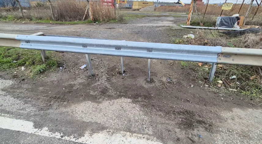 Bu da oldu: Yolu kısaltmak için bariyeri kesip kapı yaptılar