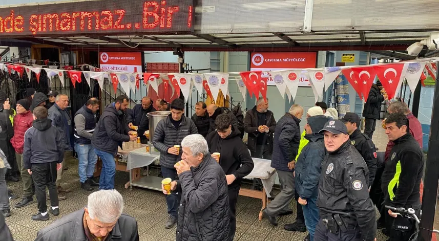 Polislerin hayrına camii cemaati ve öğrencilere ikramda