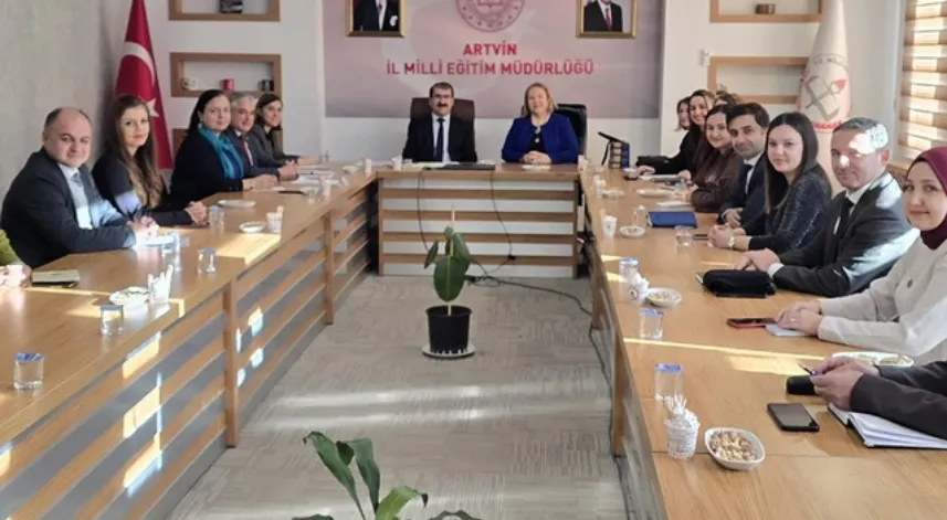 Artvin'de 45 üreticiye motorlu tırpan verildi