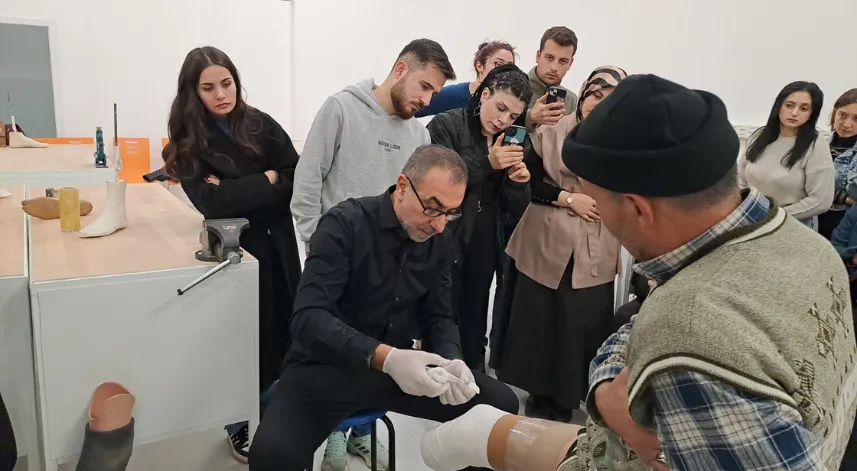 Kendi kurduğu laboratuarda ilk uygulama dersini kendi verdi