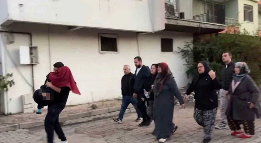 Alev alev yanan ev küle döndü, fenalık geçiren kardeşini kucağında taşıdı