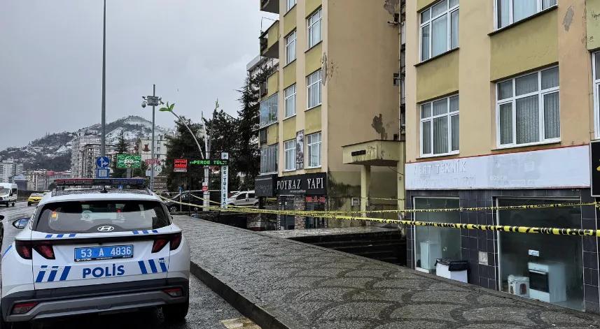 Fırtına nedeniyle boşaltılan apartmanda incelemeler sürüyor